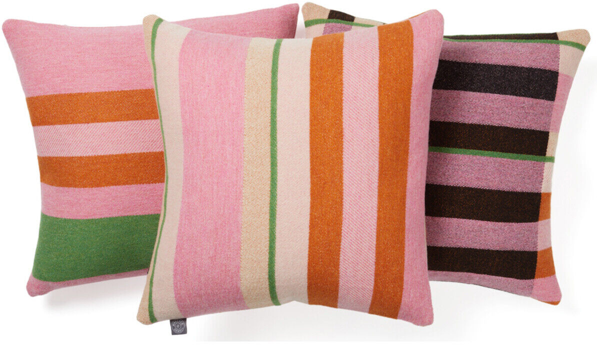 Drei quadratische Kissen mit Streifenmuster in verschiedenen Farben wie Rosa, Grün, Braun und Orange, inspiriert von Bauhaus-Stil und Kunst von Stölzl.