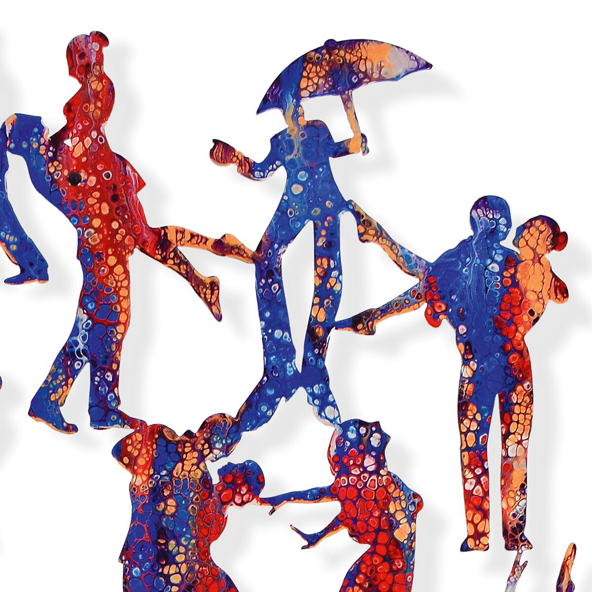 Detailreiche Wandskulptur aus Stahl mit dem Titel »Let’s Dance« von Ars mundi. Sie zeigt mehrere tanzende menschliche Figuren in schwungvollen Posen, ausgeführt in leuchtenden Blau-, Rot- und Orangetönen mit abstrakten Mustern. Die Figuren überlappen teilweise vor weißem Hintergrund.