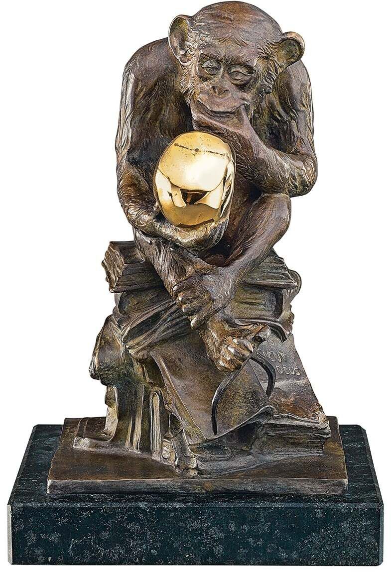 Eine Bronzeskulptur von Wolfgang Hugo Rheinhold aus den Jahren 1892-93 mit dem Titel „Affe mit Schädel“. Die Skulptur zeigt einen Affen, der auf Büchern sitzt und einen Schädel in der Hand hält, nachdenklich betrachtend. Das Werk steht auf einem schwarzen Sockel.