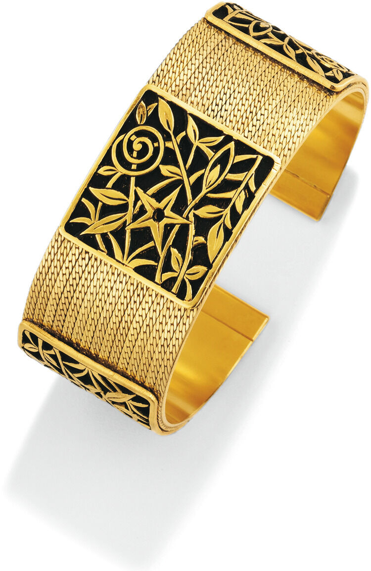 Abgebildet ist ein vergoldeter Armreif mit einem floralen Jugendstil-Motiv, inspiriert von Gustav Klimt. Der Armreif hat eine schwarze Fläche mit goldenen Blätterranken und Spiralen, eingerahmt von fein strukturiertem Golddekor. Das Design wirkt elegant und künstlerisch.