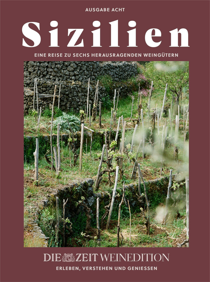 Das Bild zeigt ein Cover der ZEIT-Weinedition »Sizilien«. Es zeigt eine hügelige Landschaft mit Weinbau auf Sizilien, eingefasst von Steinen und Holzpfählen. Der Rahmen ist braun.