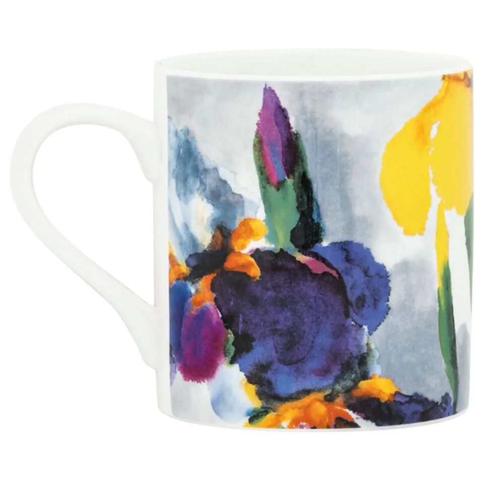 Ein hochwertiger Porzellanbecher aus Bone China mit einem farbintensiven, künstlerischen Motiv von Emil Nolde. Das Dekor zeigt abstrakt gemalte Sommerblumen in satten Lila-, Gelb-, Blau- und Orangetönen auf weißem Hintergrund. Der Becher hat einen gebogenen Henkel.