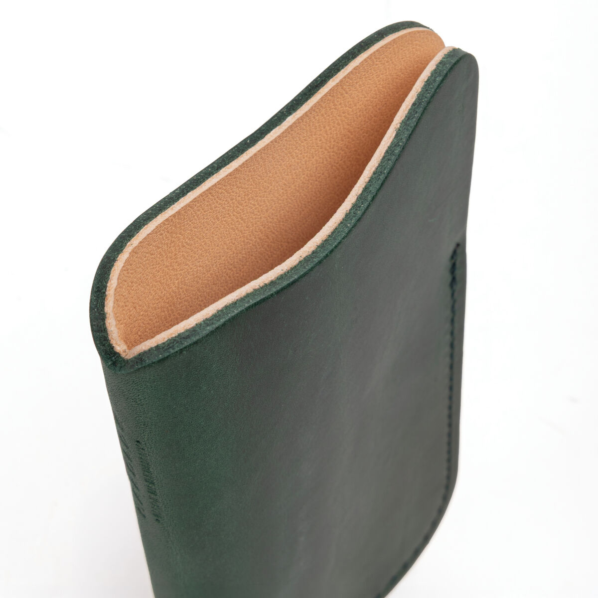 Ein hochwertiges Brillenetui aus grünem Kernleder von Harold's Lederwaren ist abgebildet. Das Etui besticht durch eine elegante grüne Außenseite und eine kontrastierende, glatte Innenseite in hellem Braun. Die Verarbeitung wirkt robust und edel.