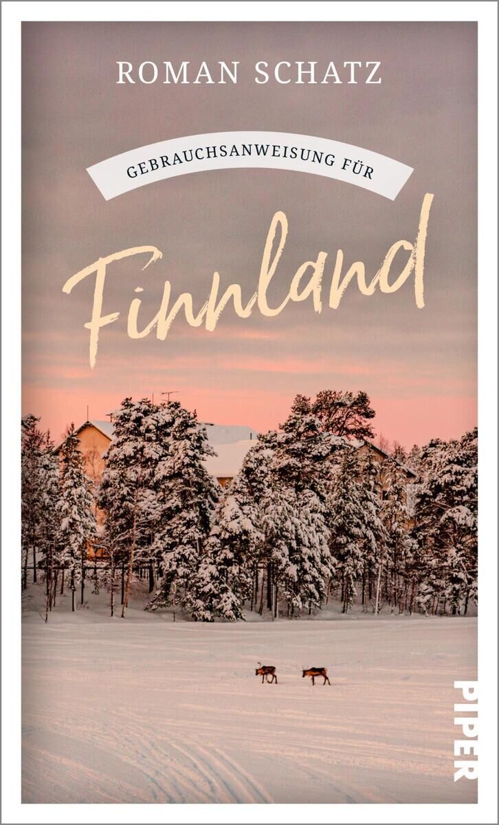 Das Bild zeigt das Buchcover von 'Gebrauchsanweisung für Finnland' von Roman Schatz, veröffentlicht von Piper Verlag. Das Cover zeigt eine Winterlandschaft mit verschneiten Bäumen, einem zugefrorenen See und zwei Elchen im Vordergrund. Der Himmel im Hintergrund ist rosa gefärbt. Der Titel des Buches ist in Handschrift-Stil geschrieben.