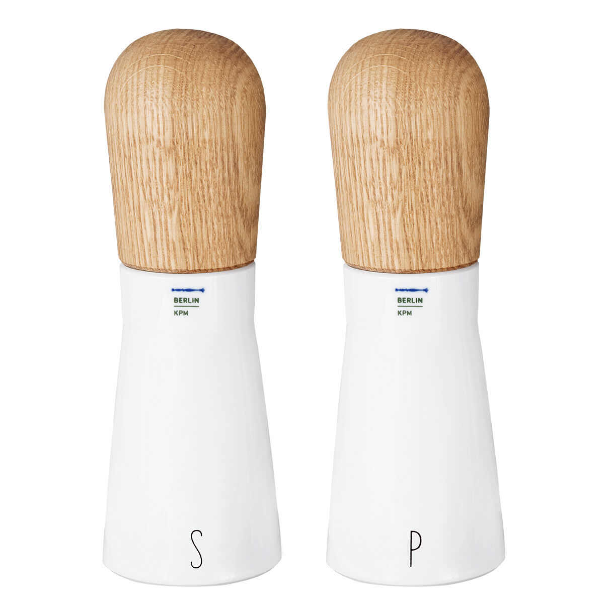Zwei moderne Gewürzmühlen der ZEIT-Sonderedition LAB von KPM Berlin stehen nebeneinander. Die Mühlen bestehen aus weißem Porzellan mit jeweils einem Oberteil aus hellem Eichenholz. Eine ist mit einem 'S' für Salz, die andere mit einem 'P' für Pfeffer gekennzeichnet. Das Design ist schlicht und elegant, ideal für den stilvollen Essbereich oder als Geschenk.