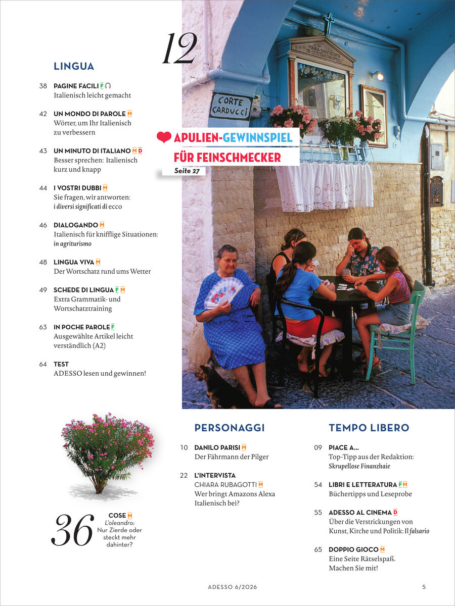 In einer italienischen Gasse sitzen vier Frauen und ein Mädchen an einem Tisch, unter einem blauen Bogen mit weißem Blumenkasten. An der Wand hängt ein Schild "Corte Caruso". Das Seitenlayout ist übersichtlich, Inhalte und Themen vom Adesso Magazin 6/2026 werden gelistet.