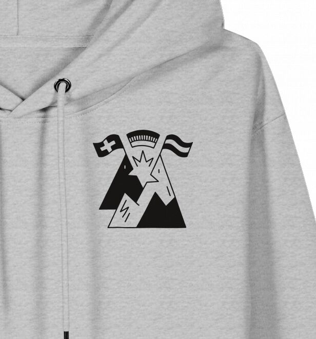 Nahaufnahme eines hellgrauen Hoodies mit einem minimalistischen schwarzen Aufdruck, der stilisierte Alpen, drei Landesflaggen (Schweiz, Österreich, Deutschland) und die Worte 'Servus. Grüezi. Hallo.' zeigt. Das Motiv betont die Verbundenheit der deutschsprachigen Länder in einem modernen Design.