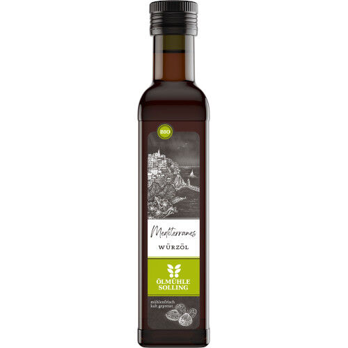 Drei braune Glasflaschen mediterranes Bio-Würzöl der Marke Ölmühle Solling mit grün-weißem Etikett und skizziertem Küstenmotiv, aufgereiht nebeneinander vor weißem Hintergrund. Die Flaschen sind 250 ml groß und dienen als Geschenk- oder Feinkostset.