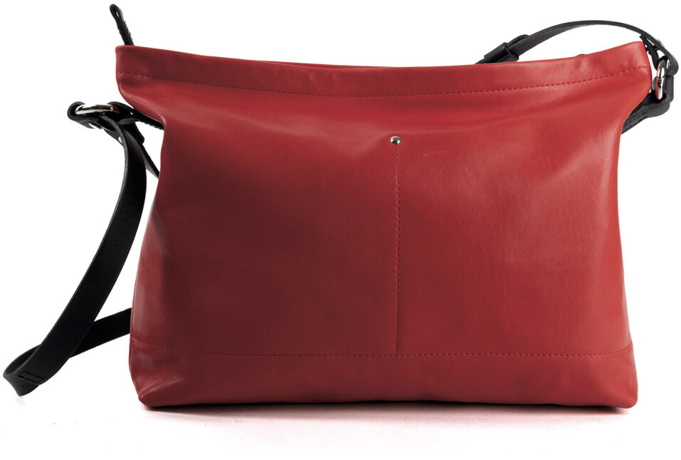 Rote Leder-Umhängetasche, Modell »Nabuko«. Minimalistisches Design mit schwarzem verstellbarem Schultergurt und kleiner silberner Verzierung auf der Vorderseite.