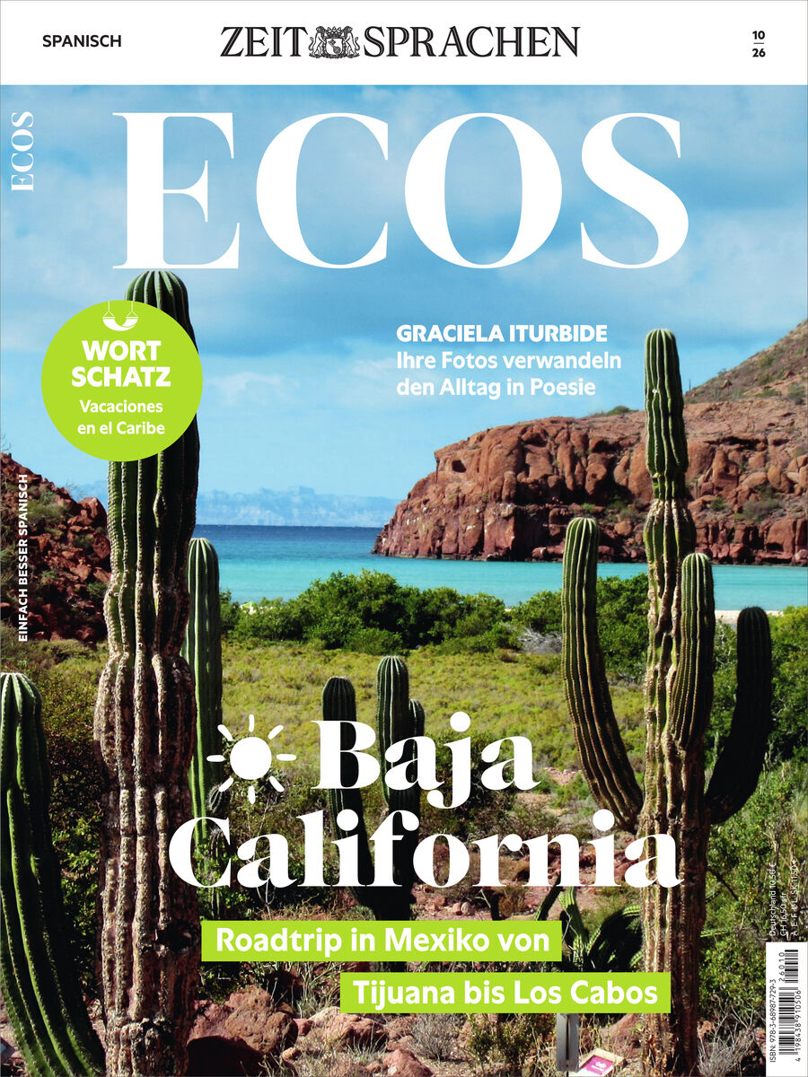 Das Magazincover „Ecos“ von Spotlight Verlag zeigt eine Wüstenlandschaft in Baja California mit Kakteen, Bergen und blauem Himmel im Hintergrund. Titelthema ist ein Roadtrip durch Mexiko. Textfelder heben Wortschatz und Graciela Iturbides Fotografie hervor.