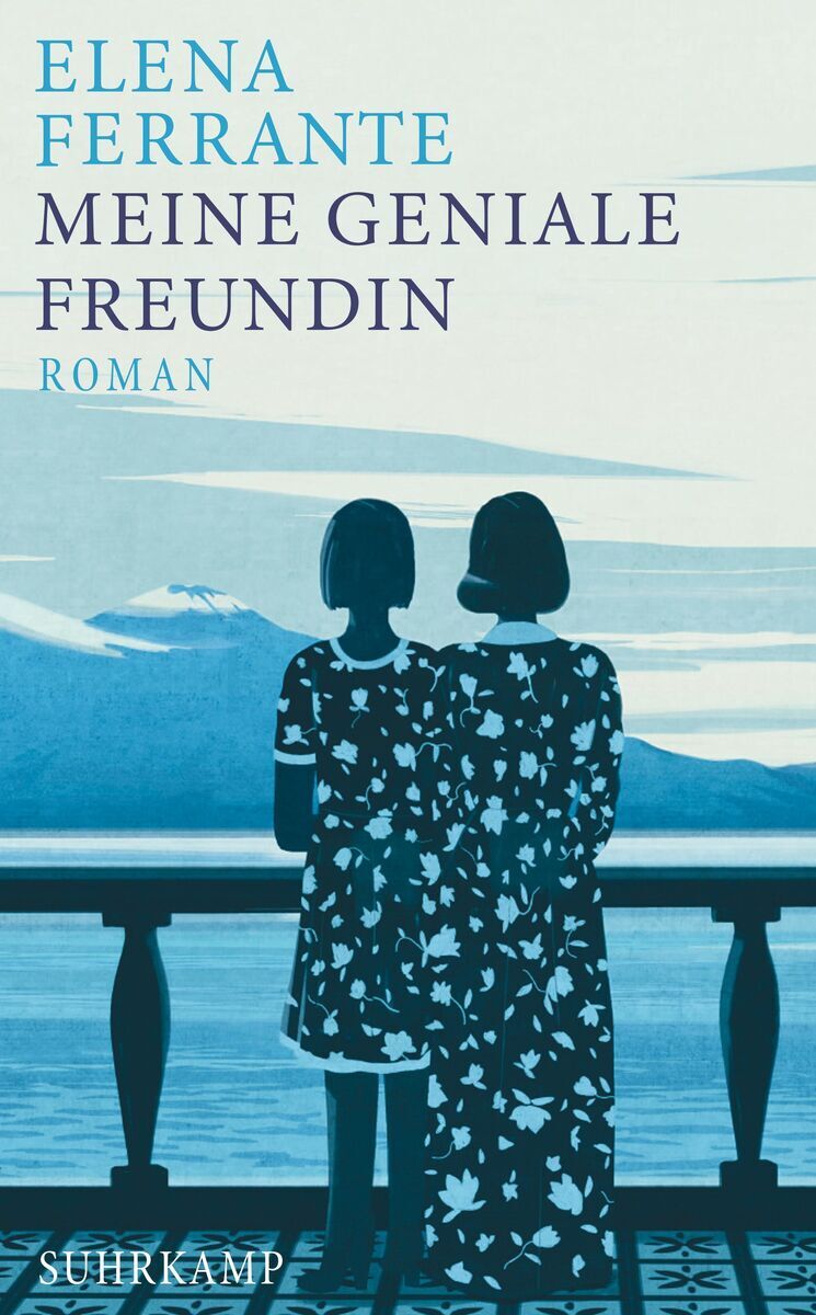 Cover des Buches 'Meine geniale Freundin' von Elena Ferrante. Zwei Frauen stehen zusammen auf einem Balkon und blicken auf eine Küstenlandschaft. Das Cover ist hauptsächlich in Blau- und Weißtönen gehalten.
