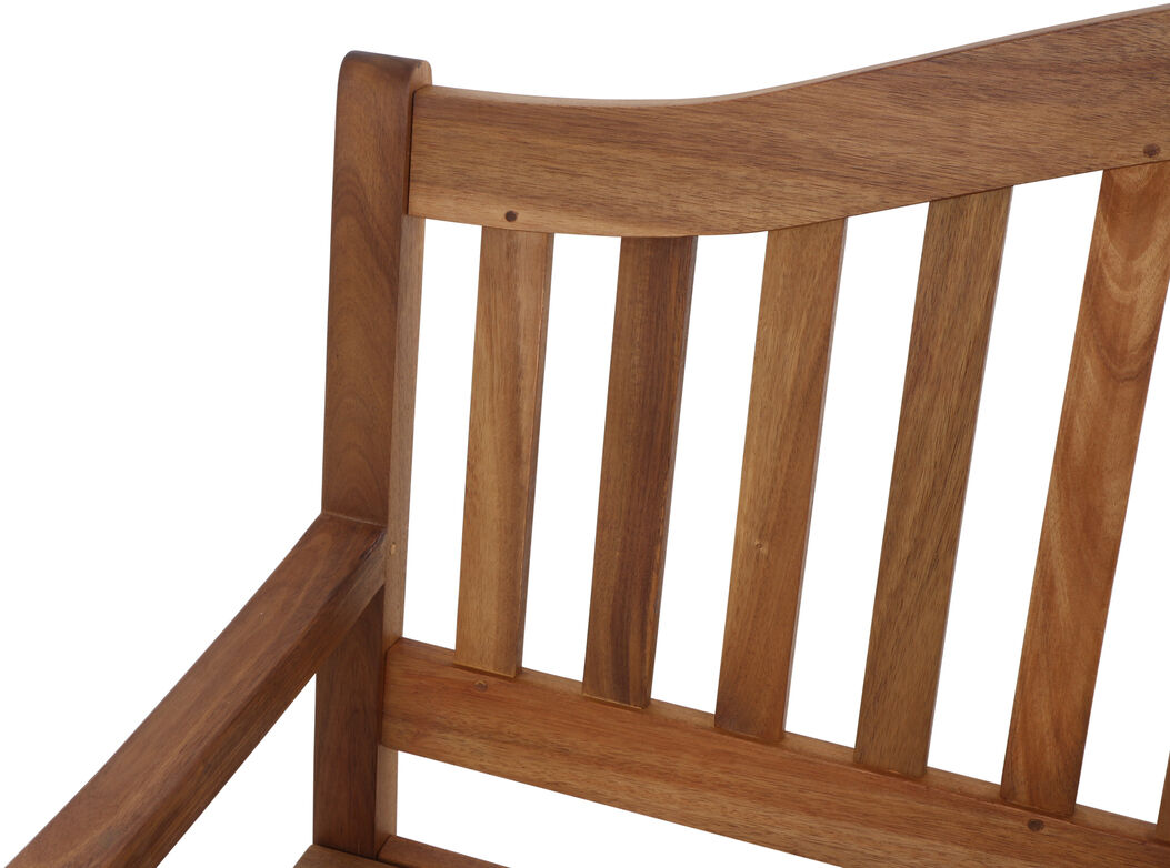 Detailaufnahme einer Pisa 3-Sitzer Bank aus Akazienholz, die natürliche Holzmaserung und stabile Armlehnen zeigt. Ideal für den Einsatz im Garten oder auf der Terrasse.