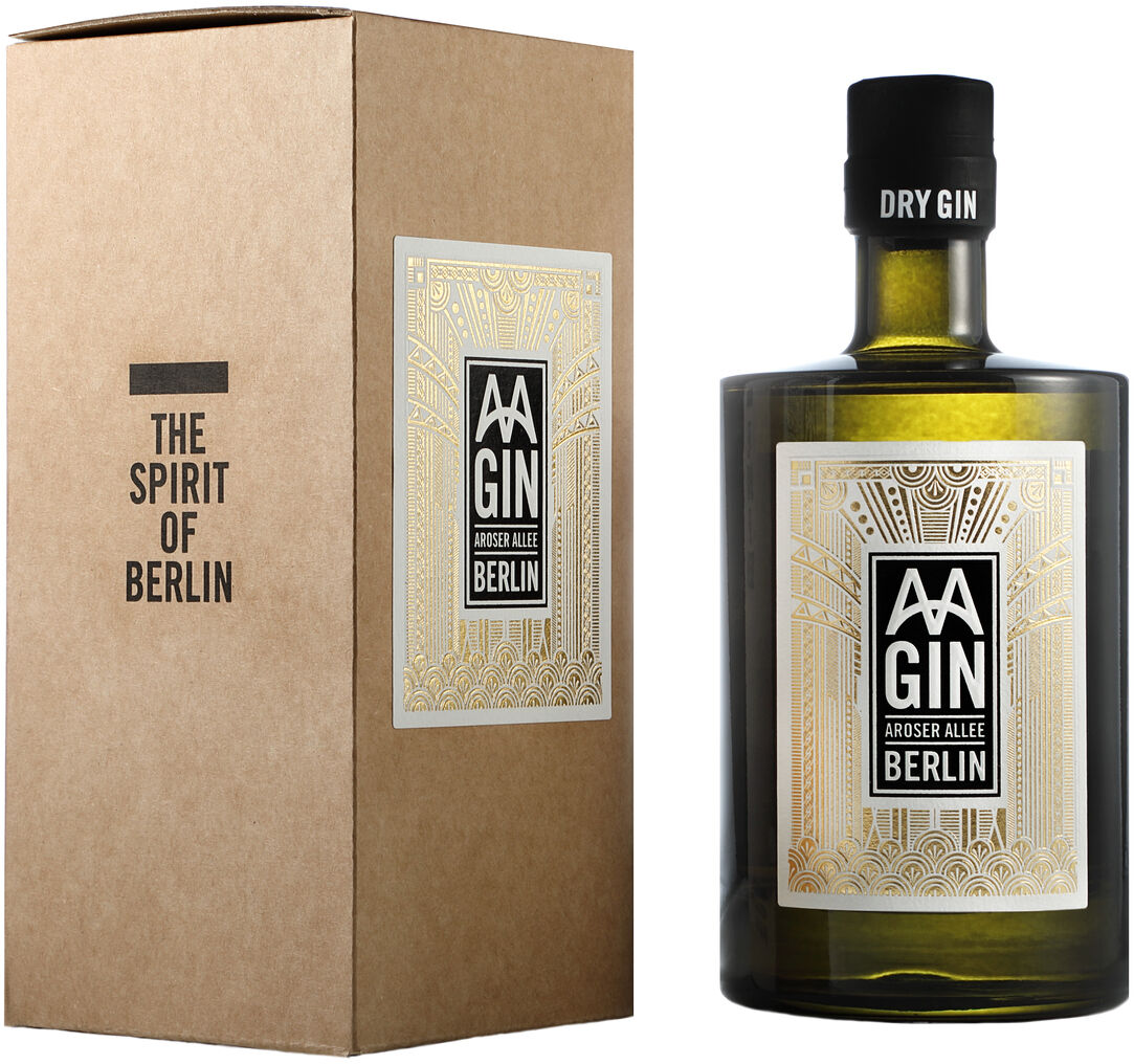 Eine Flasche »AAGIN« Dry Gin aus Berlin mit elegant gestaltetem Etikett und einem passenden Geschenkkarton mit der Aufschrift 'The Spirit Of Berlin'.