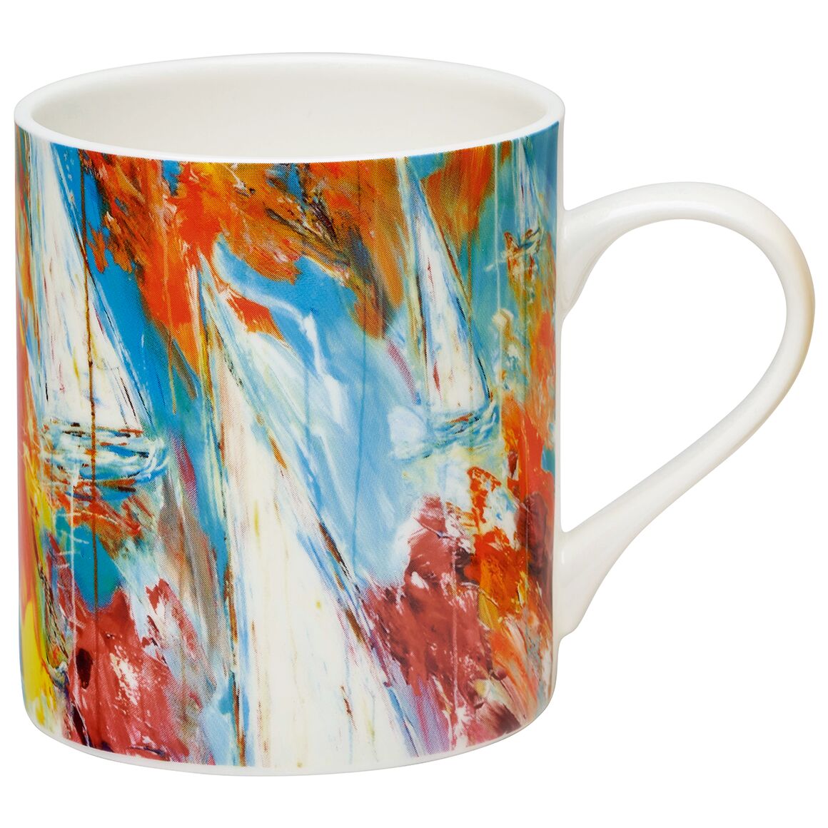 Farbenfroher Porzellanbecher mit abstraktem, maritimem Segelbootmotiv in Blau, Rot, Orange, Gelb und Weiß. Die Oberfläche glänzt, der Henkel ist schlicht weiß. Das Kunstwerk wirkt dynamisch und lebendig und bedeckt fast die gesamte Becherfläche.