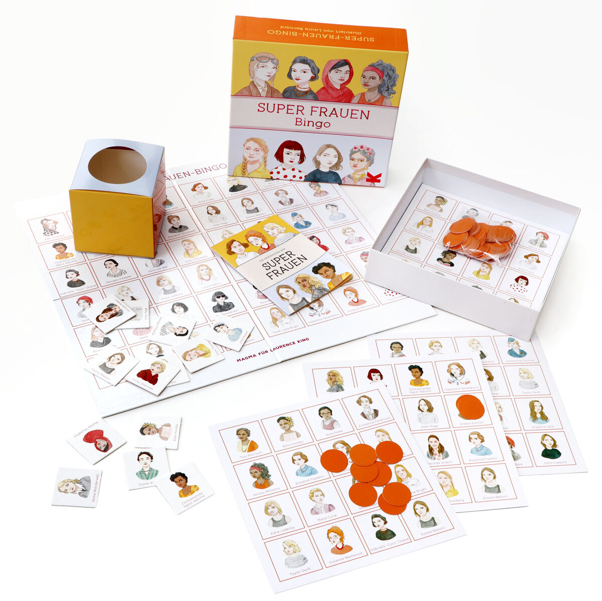 Das Produkt 'Bingo »Super Frauen«' besteht aus einem illustrierten Bingo-Spiel. Es beinhaltet eine Box, mehrere Bingo-Karten mit Porträts historischer Frauen, orangefarbene Chips und Spielkarten. Das Spiel ist bunt und lehrreich.