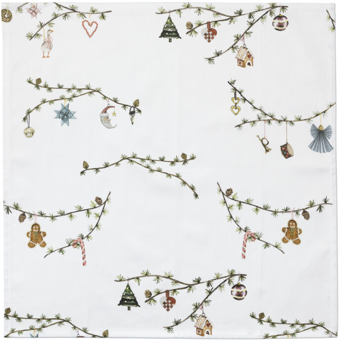 Eine weiße Serviette mit weihnachtlichem Motiv. Auf der Serviette befinden sich grüne Zweige, die mit weihnachtlichem Baumschmuck wie Lebkuchenmännchen, Engeln, Glocken und Geschenken verziert sind.