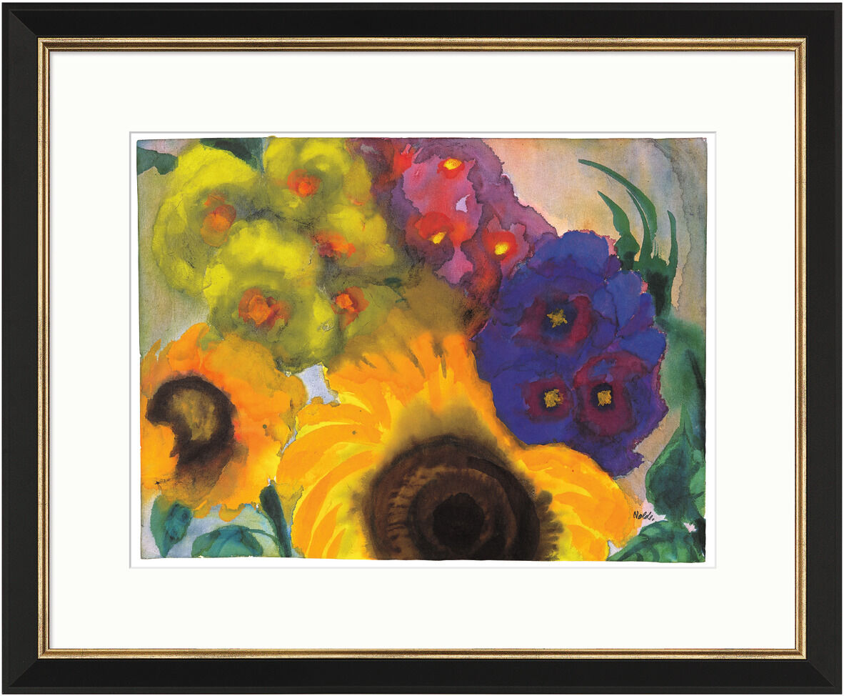 Das Bild zeigt das Gemälde 'Sommerblumen' von Emil Nolde. Es ist ein farbenfroher Ausdruck von Blumen, dominiert von kräftigen Gelb- und Blautönen, mit Akzenten in Rot und Grün. Das Gemälde ist in einem schwarzen Rahmen mit weißer und goldener Umrüstung dargestellt.