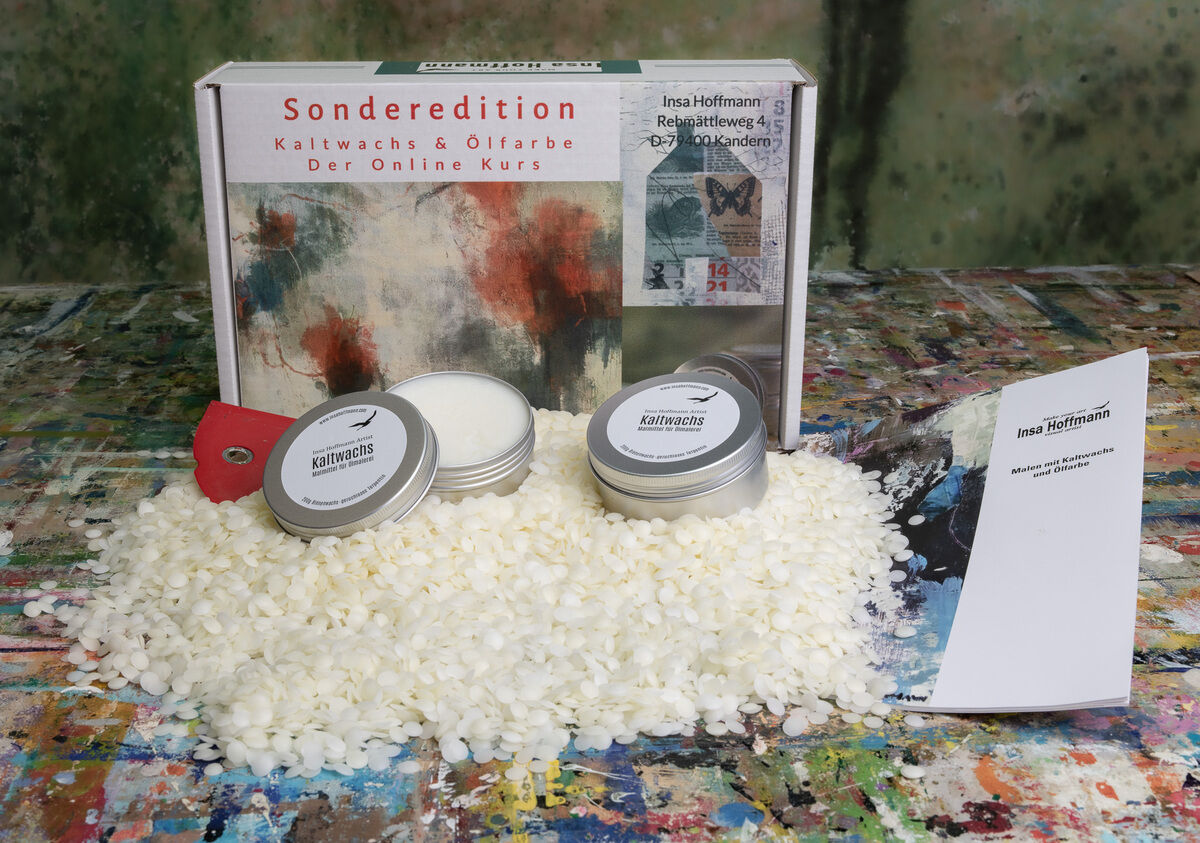 Produktbild der ZEIT-Sonderedition Kunstkurs: Insa Hoffmann - Kaltwachs und Ölfarbe. Enthält eine Verpackung, zwei Dosen Kaltwachs, Streuwachs und ein Begleitheft auf einem künstlerisch gestalteten Untergrund.