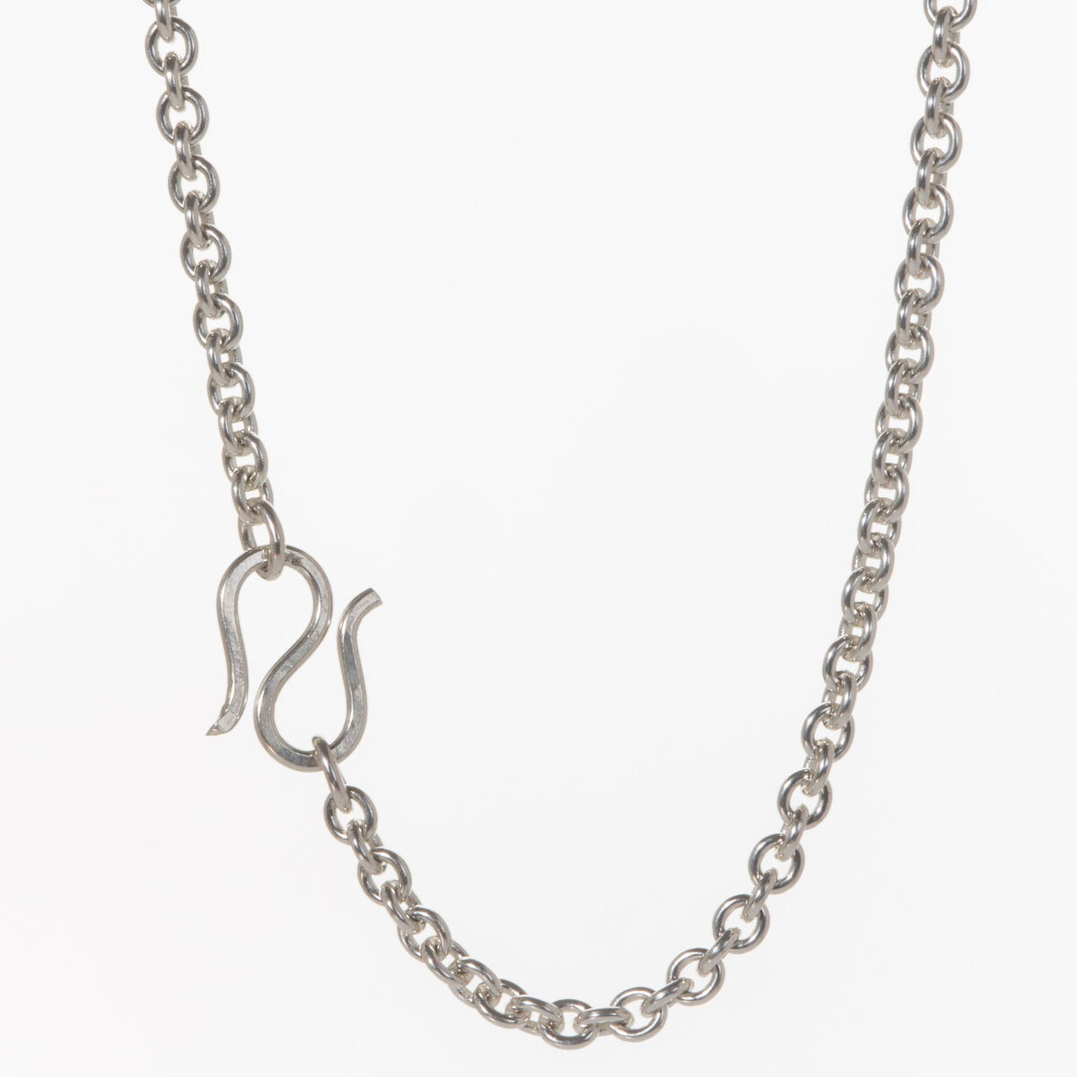Eine feine Ankerkette aus Silber mit einem minimalistischen und eleganten Design, ideal als modisches Accessoire oder als Geschenk für besondere Anlässe.