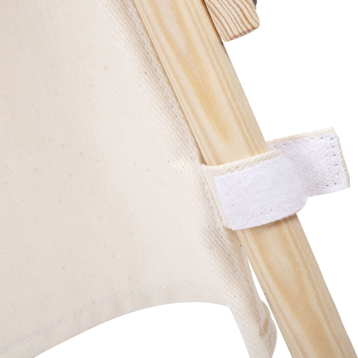Nahaufnahme eines Tipi Zeltes aus beigem Textil und Naturholzstäben mit weißem Klettverschluss. Eignet sich sowohl für den Innen- als auch den Außenbereich.