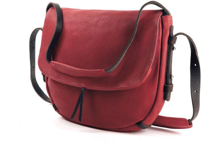 Rote Schultertasche »Slingbag M« mit schwarzem Schulterriemen. Geeignet für Damen. Tragbar und praktisch für Freizeit und Reisen.