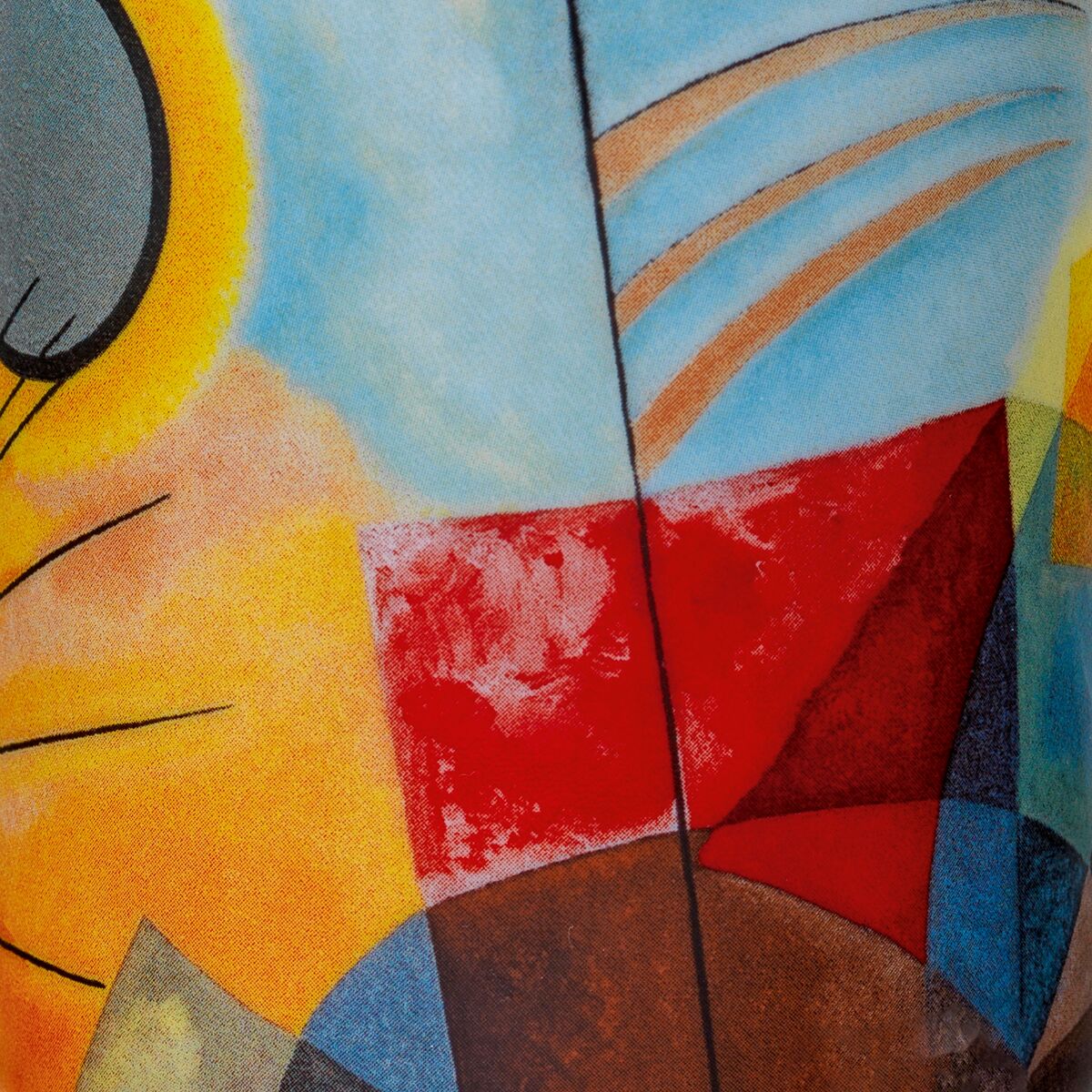Das Bild zeigt einen Ausschnitt aus zwei Porzellanbechern, die mit abstrakten, farbenfrohen Motiven nach Wassily Kandinsky gestaltet sind. Die Oberflächen weisen geometrische Formen in Gelb, Rot, Blau und Schwarz auf, ergänzt durch weiche Farbverläufe und klare Linien.