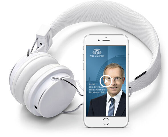 Ein Bild des Produkts 'Politik Audio-Seminar' der ZEIT Akademie, das aus einem weißen Kopfhörer und einem Smartphone mit einem Bild eines Anzug tragenden Mannes auf dem Bildschirm besteht.