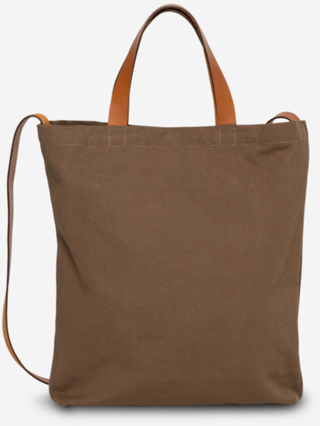 Jubiläums-Shopper aus dem ZEIT Shop. Rechteckige Tasche aus braunem Stoff mit zwei braunen Ledergriffen und einem verstellbaren Schultergurt aus Leder. Minimalistisches und funktionales Design.