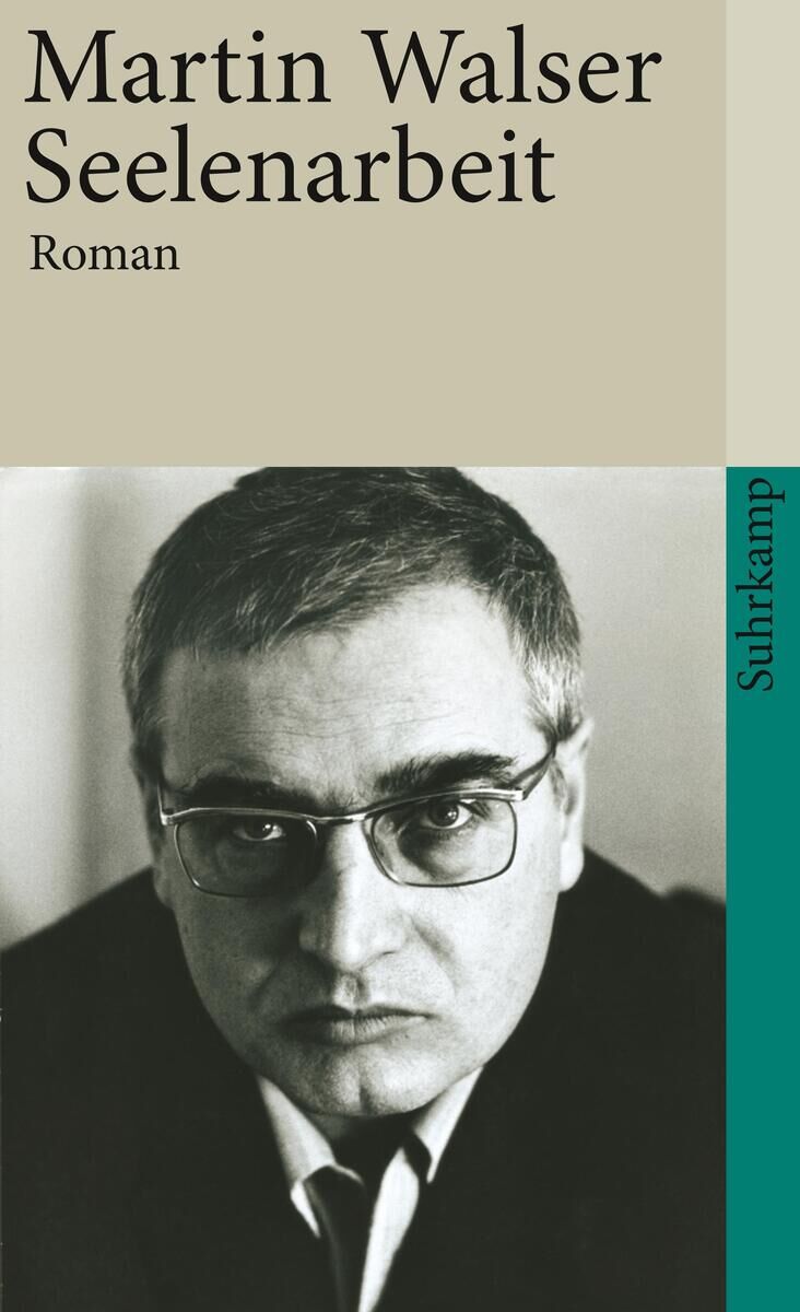 Das Buchdeckblatt zeigt ein Porträtfoto eines Mannes mit Brille in Schwarz-Weiß. Über dem Bild steht der Titel 'Martin Walser Seelenarbeit', darunter das Wort 'Roman'. Am rechten Rand befindet sich ein grüner Streifen mit dem Schriftzug 'Suhrkamp'.