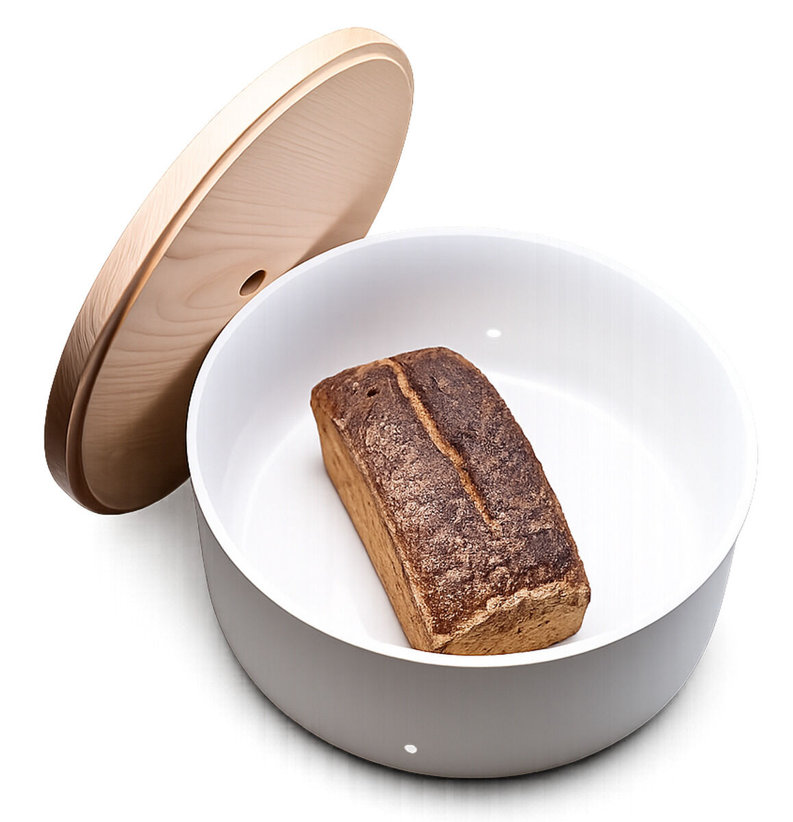 Brottopf "Brot & Brett" von Frau Caze aus weiß mattem Porzellan mit rundem, aufgelegtem Deckel aus massivem Eschenholz. Der Deckel steht leicht angelehnt am Topf, darin liegt ein rustikales Brot. Modernes, minimalistisches Design auf weißem Hintergrund.