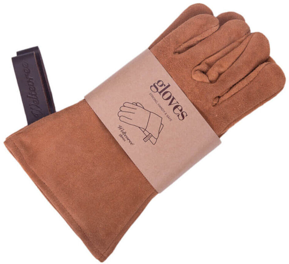 Ein Paar braune Handschuhe aus Rindleder, zusammengehalten durch eine beige Papierverpackung mit der Aufschrift 'gloves'. Die Handschuhe haben eine glatte und robuste Oberfläche. Ein dunkles Textil-Etikett ist an der Verpackung befestigt.
