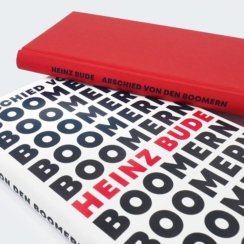 Das Bild zeigt das Buch 'Abschied von den Boomern' von Heinz Bude. Der Umschlag des Buches ist in Rot gehalten, während der Titel auf der Vorderseite in Schwarz und Rot geschrieben ist. Der Hintergrund ist weiß.