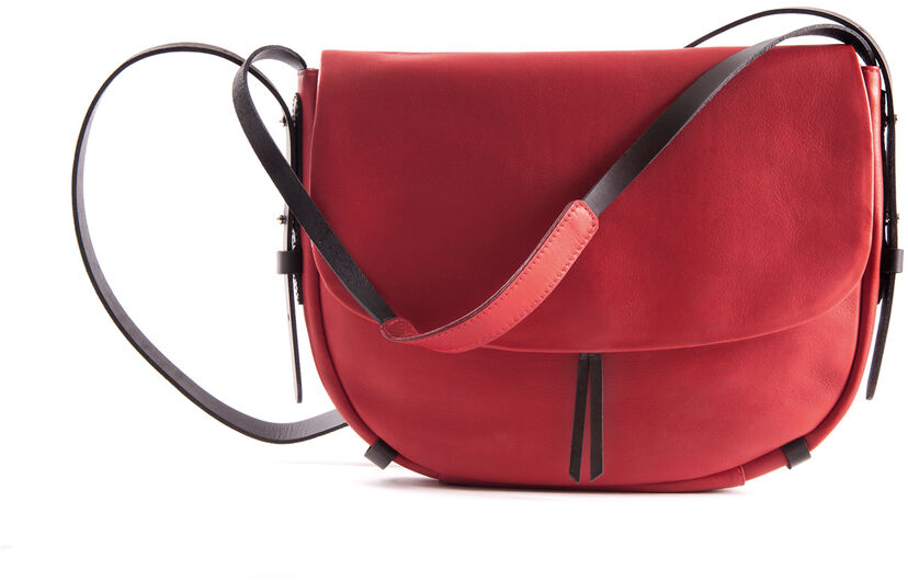 Eine elegante rote Schultertasche aus Leder mit schwarzem Trageriemen. Die Vorderseite hat eine glatte Oberfläche mit minimalistischen Design Details.
