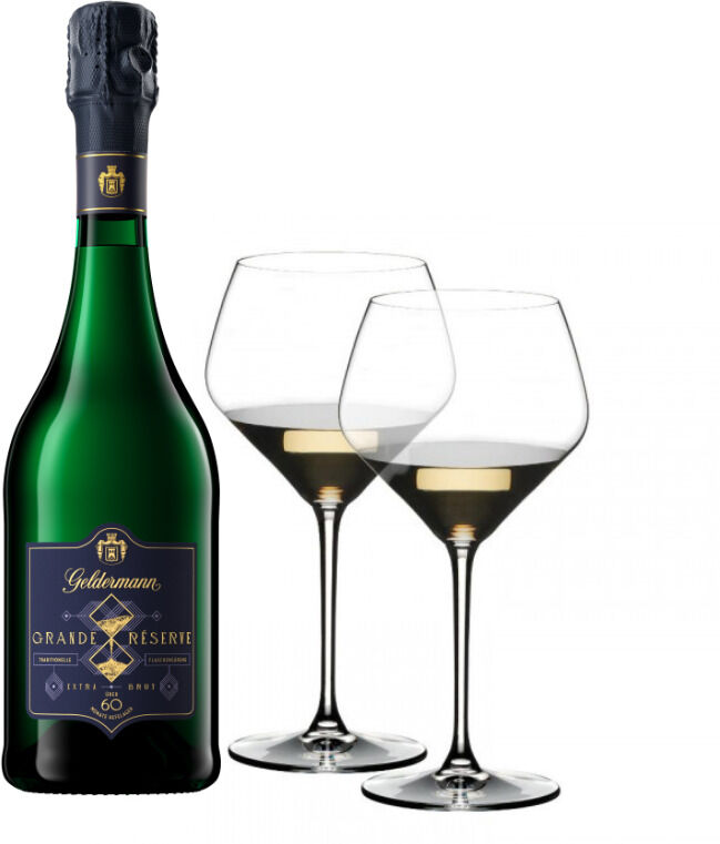 Eine Flasche Geldermann Grande Réserve und zwei Riedel Gläser. Die Flasche zeigt eine elegante Etikettierung. Ideal für luxuriöse Anlässe.