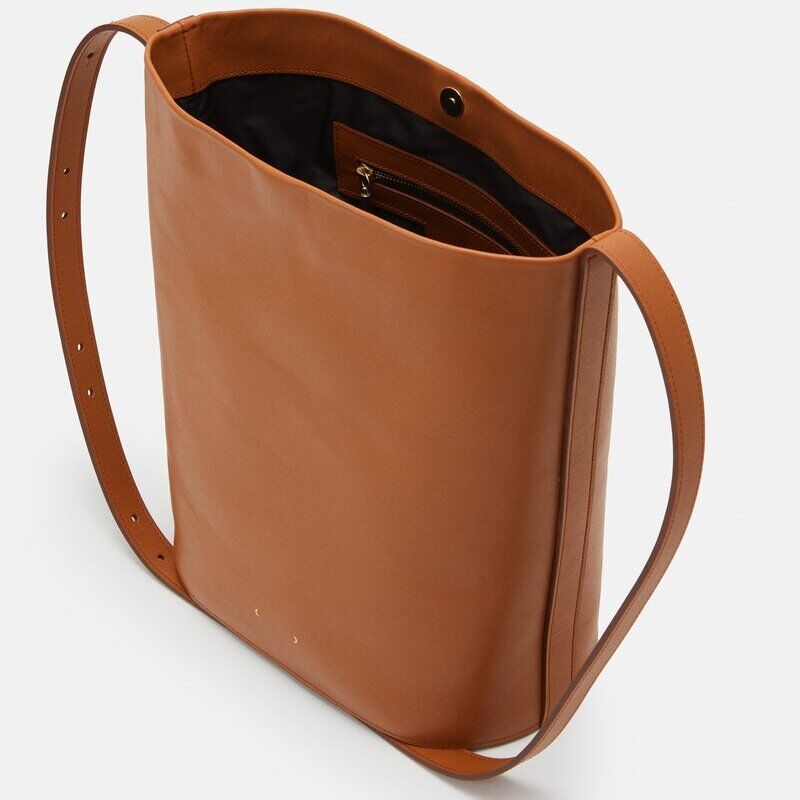 Braune Schultertasche »ZEIT 7« aus Leder mit dunkel schimmernder Innenausstattung, mehrere Innenfächer und magnetischer Verschluss. Stilsicheres Accessoire für Damen, ideal für den Alltag.