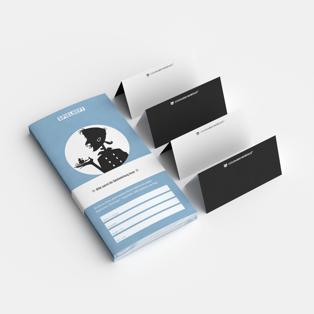 Krimi-Dinner Spiel »Mord nach Rezept« mit einem blauen Faltblatt und mehreren schwarzen und weißen Tischkarten, die auf einem weißen Hintergrund angeordnet sind.