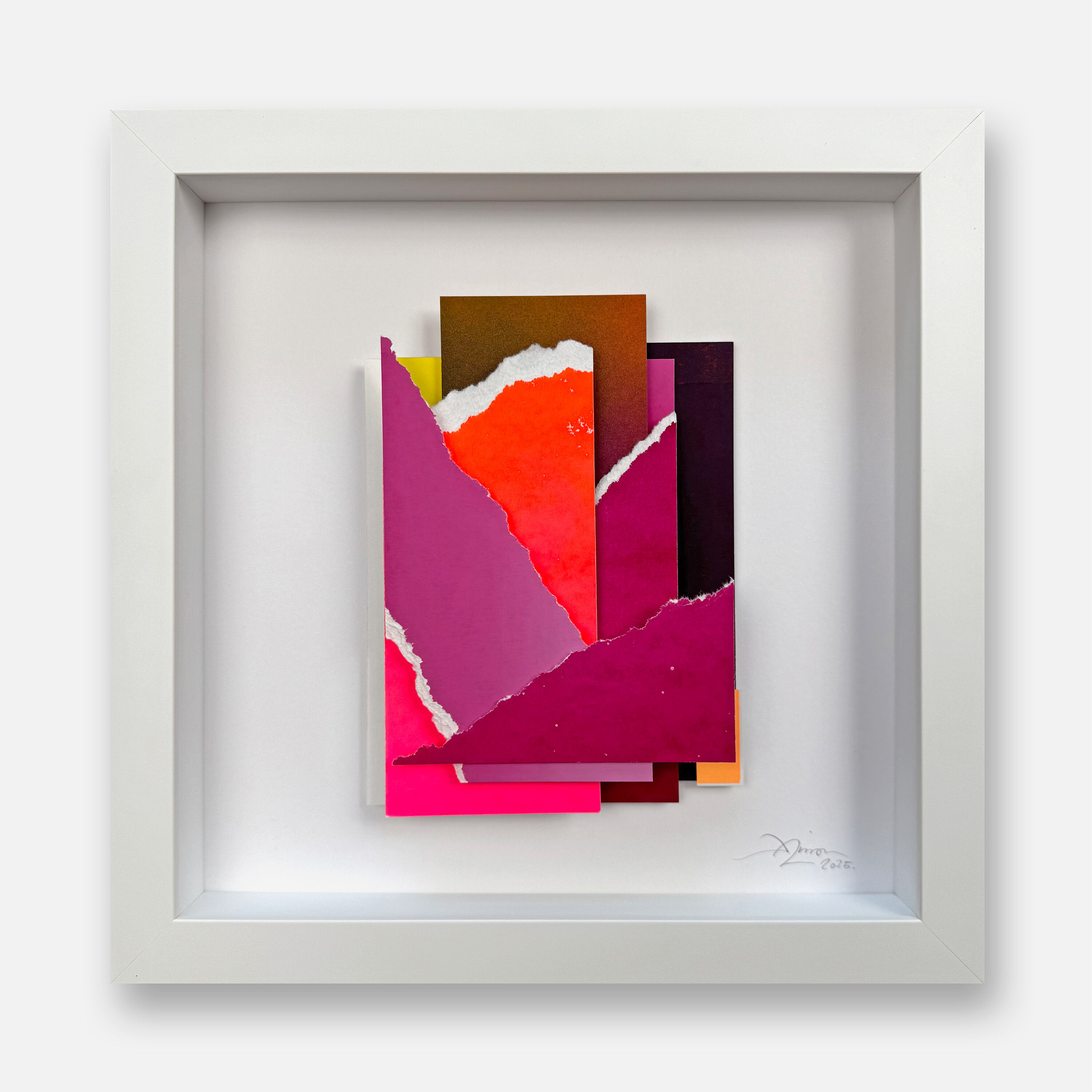 Rahmenbild mit abstrakter Collage aus farbigen, zum Teil aufgerissenen Papierstücken in Pink-, Rot-, Magenta-, Orange- und Gelbtönen auf weißem Hintergrund. Die Komposition wirkt vielschichtig und modern, ideal als dekoratives Unikat für zeitgenössische Wohnräume.