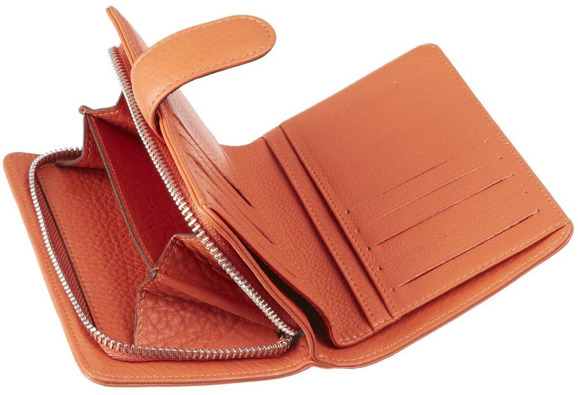 Braune Geldbörse aus Leder mit Druckknopfverschluss und Reißverschluss, mehrere Kartenfächer und ein Münzfach. Praktisches Design für den Alltag und verschiedene Anlässe.
