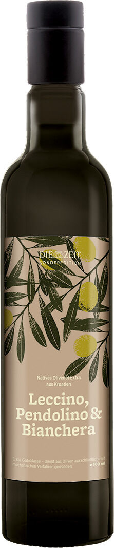 Flasche Olivenöl der ZEIT-Sonderedition »Olivenöl«, 3er Set 2026 von ArteFakt. Etikett mit stilisiertem Olivenzweig und Schriftzügen auf beigem Hintergrund. Die Flasche ist dunkel und schlank, Verschluss schwarz, vor weißem Hintergrund freigestellt.