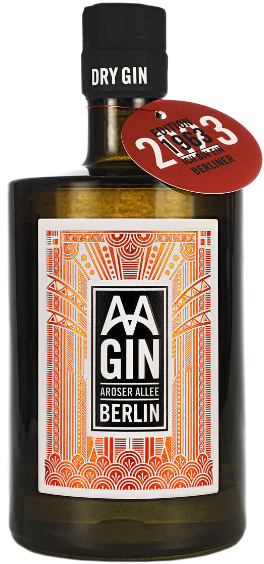 Eine Flasche »AAGIN« Edition 1963 Dry Gin mit einem kunstvoll gestalteten Etikett und einem runden, roten Anhänger mit der Aufschrift 'Limited Edition 1963'.