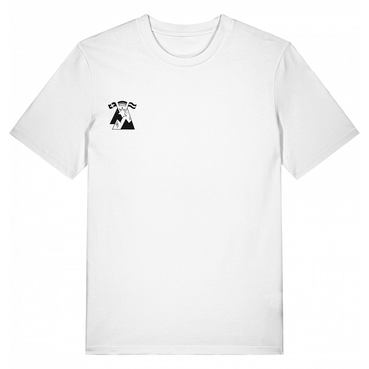 Weißes T-Shirt mit kleinem, schwarzem Aufdruck auf der linken Brust. Das Motiv zeigt stilisierte Berge mit kleinen Flaggen und den Schriftzügen »Servus. Grüezi. Hallo.«, was auf die Begrüßungsformeln im Alpenraum hinweist. Das Shirt ist schlicht und modern gestaltet.