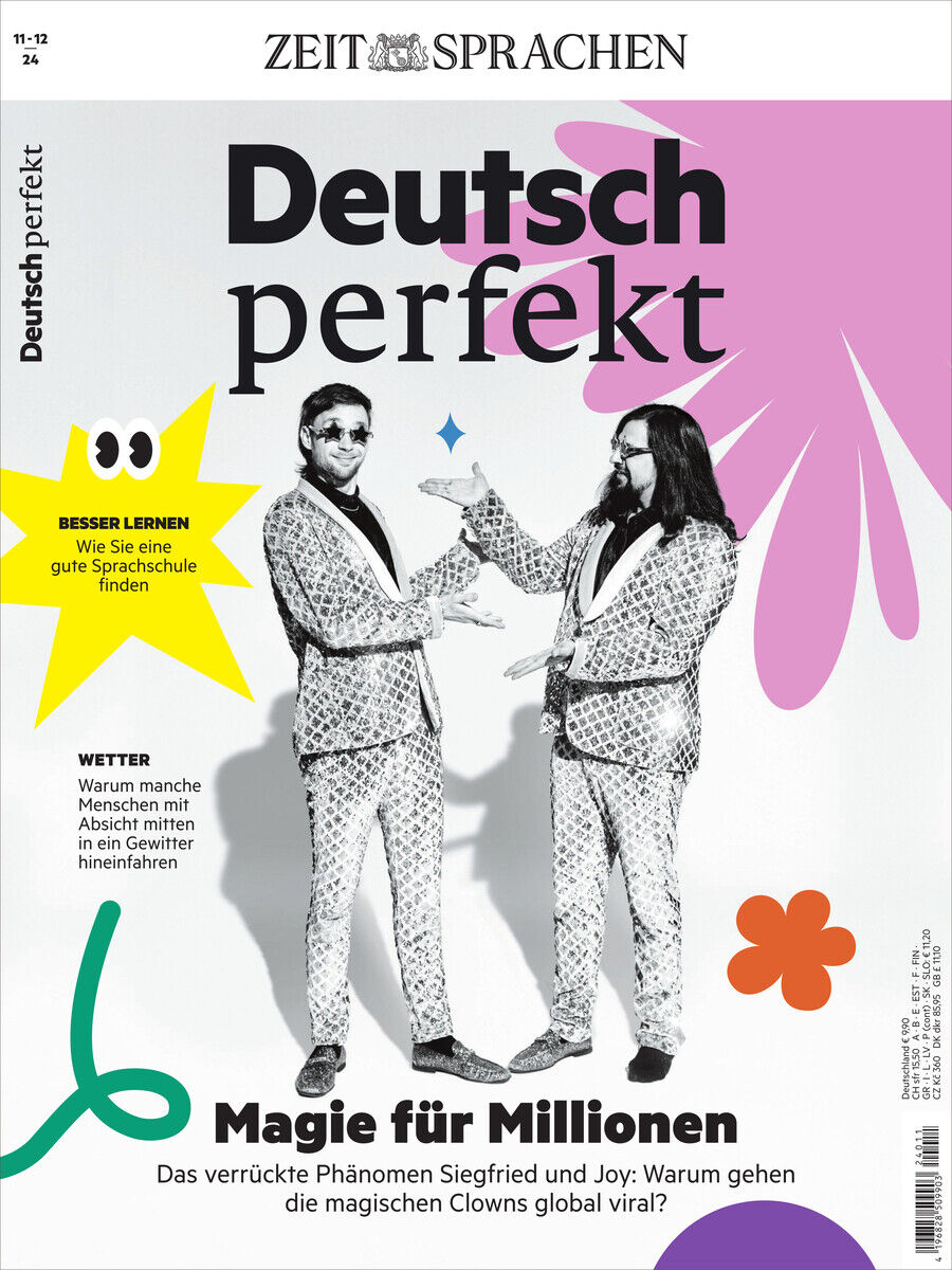 Das Titelbild des 'Deutsch perfekt Magazin 11/2024' zeigt zwei Männer in passenden, hell gemusterten Anzügen, die in einer humorvollen Pose stehen. Der Hintergrund ist weiß mit farbigen graphischen Elementen in Lila, Gelb und Orange. Das Magazin enthält Themen wie Sprache lernen, Wetter und magische Phänomene weltweit.