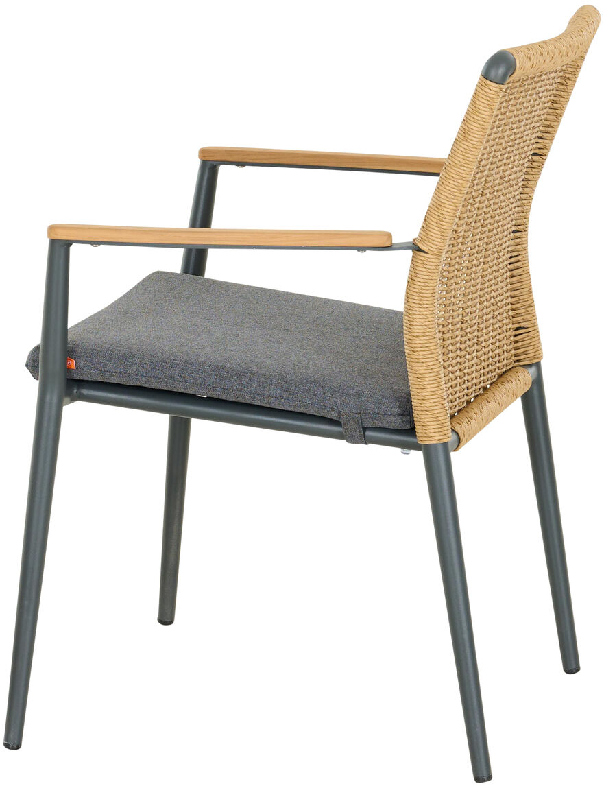 Ein moderner Stapelsessel mit einem stabilen Metallgestell, grauer Sitzfläche und beigem Rattan-ähnlichem Rückenteil. Ideal für den Einsatz im Garten oder auf der Terrasse.