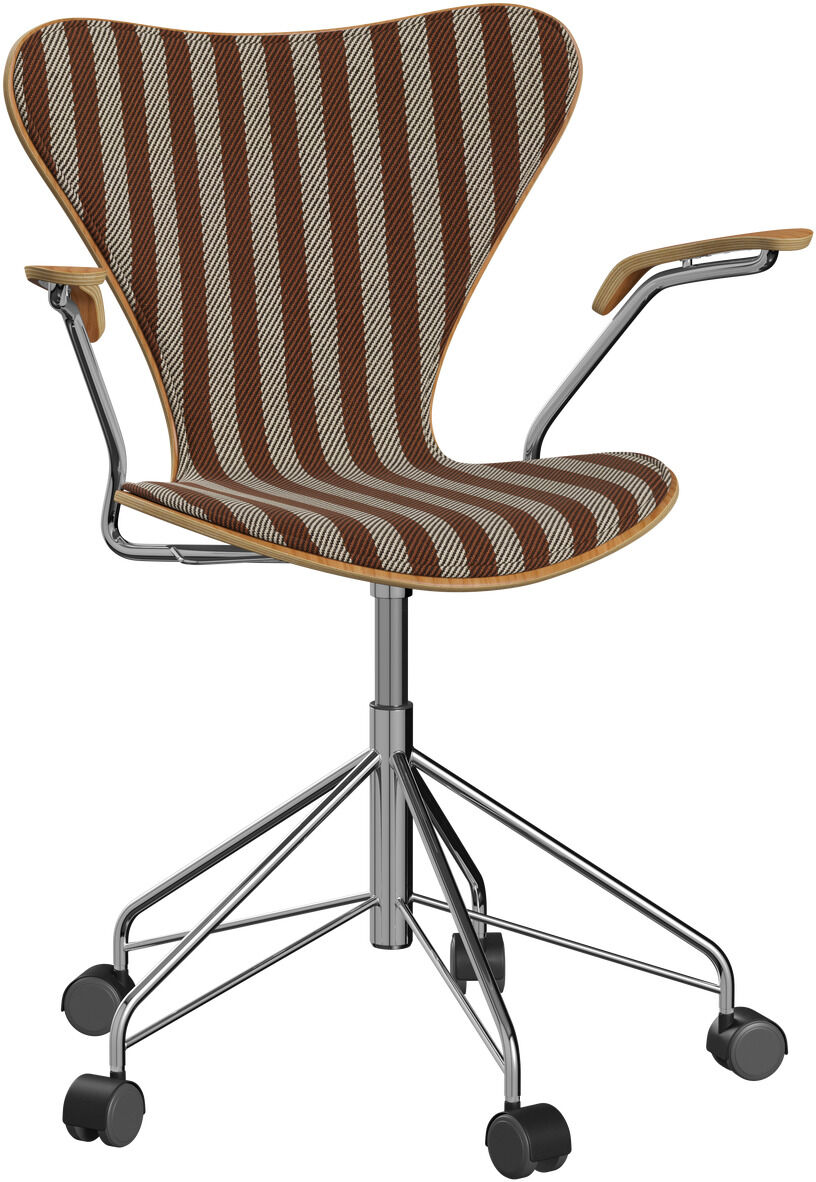 Design-Schreibtischstuhl der Serie 7 von Fritz Hansen mit braun-beigen Streifen, geschwungener Rückenlehne, eleganten Armlehnen, Holzdetails und verchromtem Metallgestell auf Rollen. Perfekt für moderne Arbeitsräume oder das stilvolle Homeoffice.