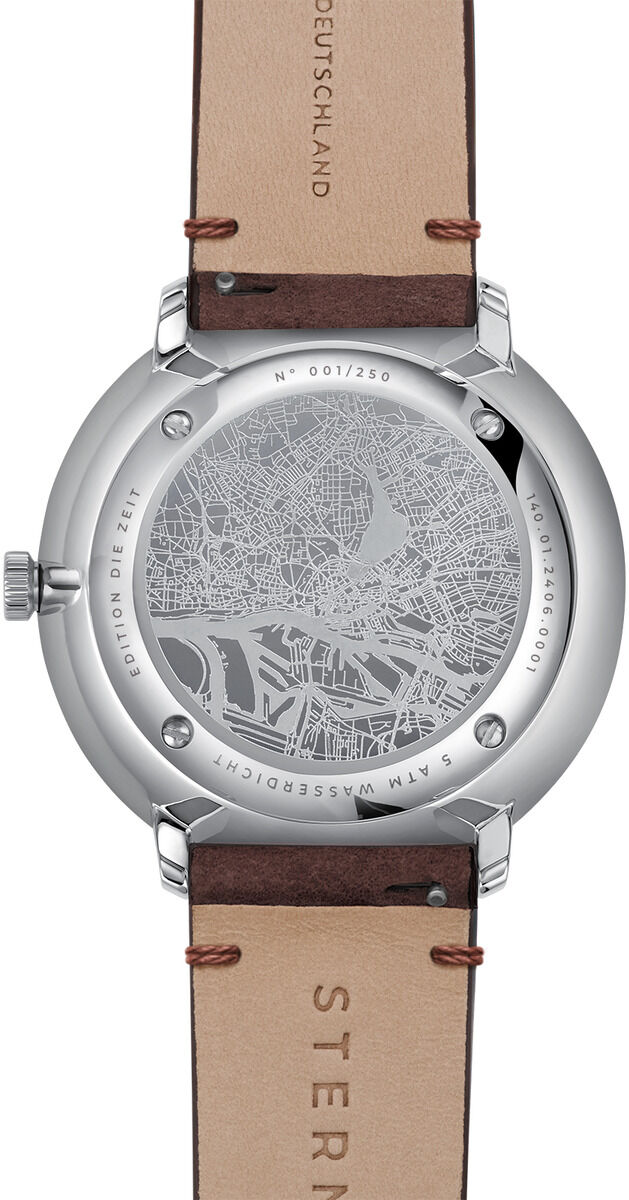 Rückseite einer Armbanduhr mit Gravur einer Hamburg-Stadtkarte, Edelstahlgehäuse, Lederarmband in Braun und Beige. Automatik-Uhrwerk, deutsch geprägt.