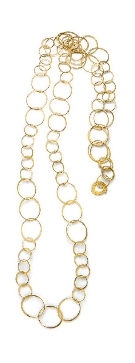 Halskette »Goldring« aus vergoldetem Silber mit mehreren goldfarbenen Ringen in einem Kreisdesign.