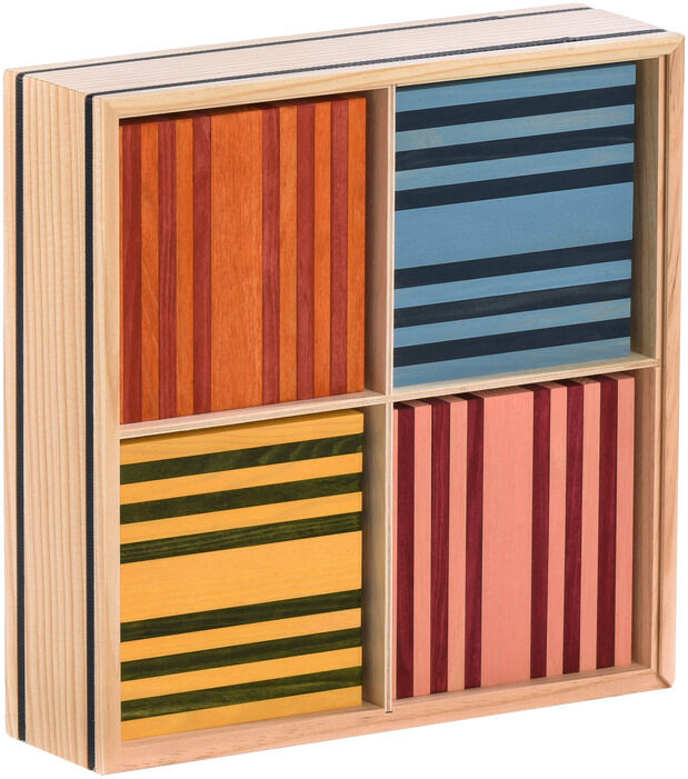 Ein Set aus 100 bunten Holzbausteinen in einem Kasten mit vier Fächern. Die Bausteine sind in verschiedenen Farben wie Rot, Gelb, Blau, Grün und Orange gemustert und bestehen aus Naturholz.