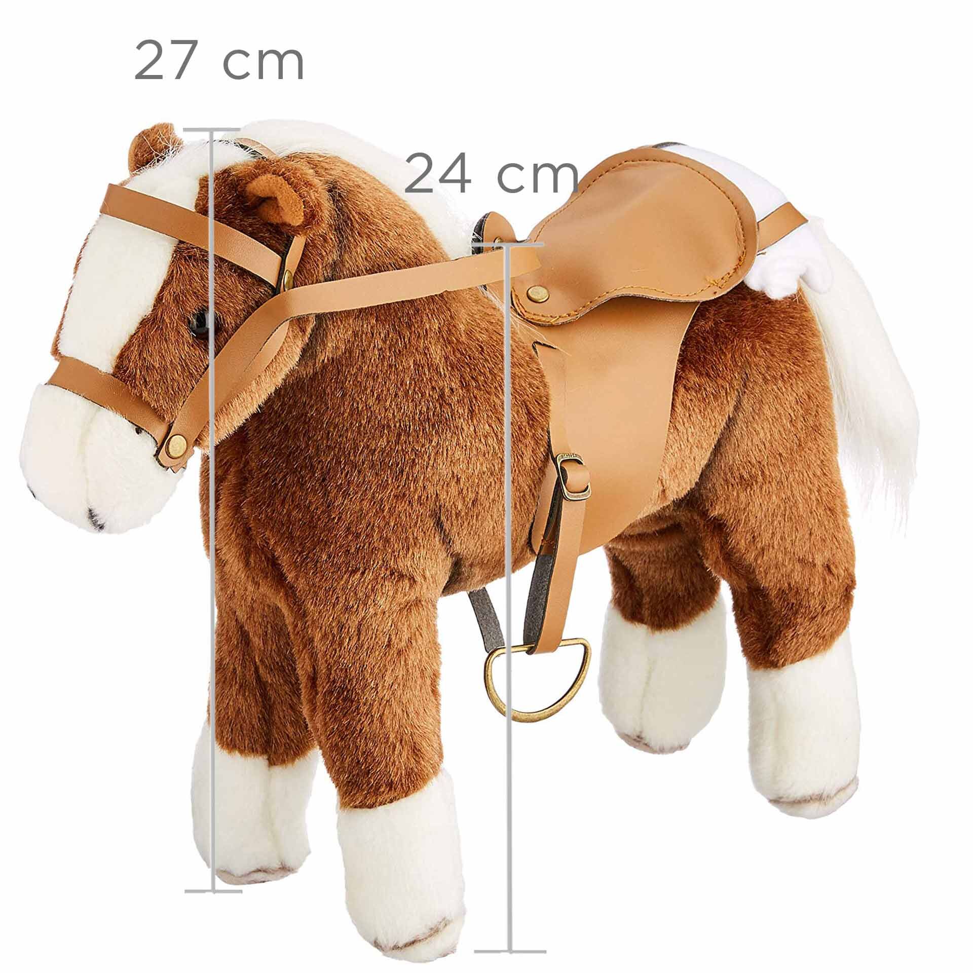 Plüschpony »Springturniersieger« aus hell- und dunkelbraunem, weißem und beigefarbenem Plüsch, stehend mit einem realistischen Sattel und Zaumzeug, geeignet als Spielzeug für Kinder, mit Maßangaben von 27 cm Höhe und 24 cm Sattelhöhe.
