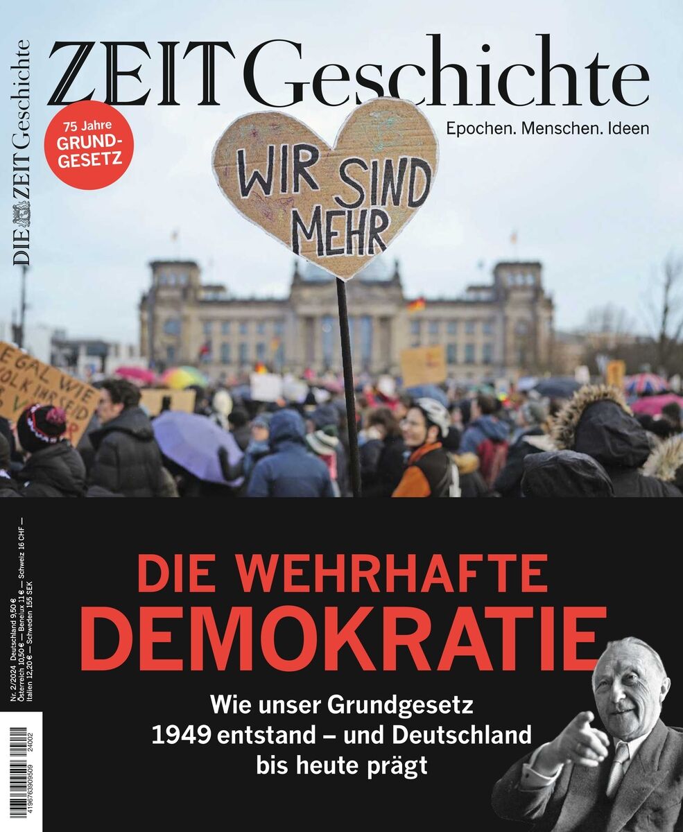 Cover von ZEIT Geschichte: Oben eine Demonstration vor dem Reichstag, zentral ein herzförmiges Schild „WIR SIND MEHR“. Titel „DIE WEHRHAFTE DEMOKRATIE“ in Rot auf schwarzem Feld, darunter „Wie unser Grundgesetz 1949 entstand – und Deutschland bis heute prägt“. Links ein roter Kreis „75 Jahre Grundgesetz“, rechts ein Schwarzweißporträt von Konrad Adenauer.