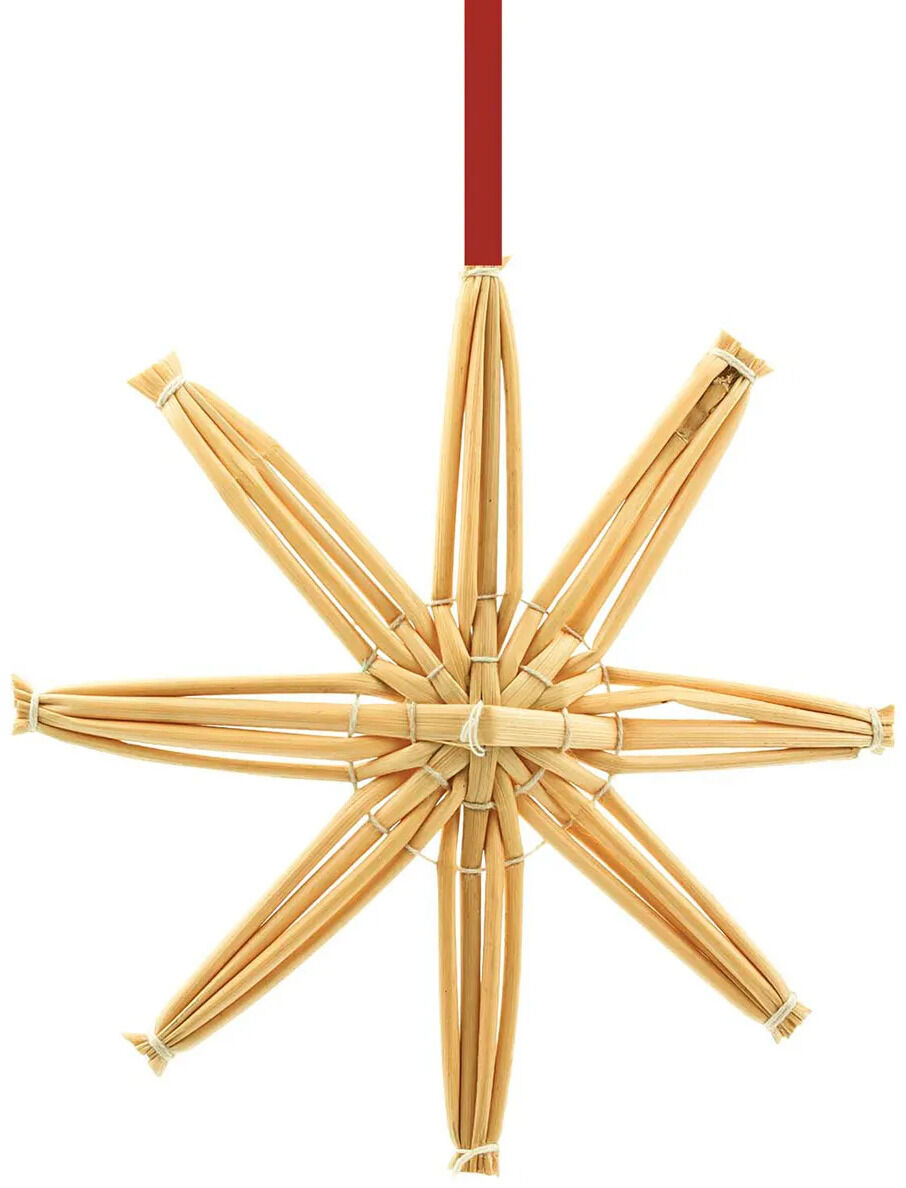 Großer, handgefertigter Strohstern mit acht Spitzen, sorgfältig gebunden aus naturfarbenem Stroh. Oben ist ein rotes Band zum Aufhängen befestigt. Der Stern wirkt schlicht und traditionell – ideal als Christbaumschmuck oder für adventliche Dekorationen.